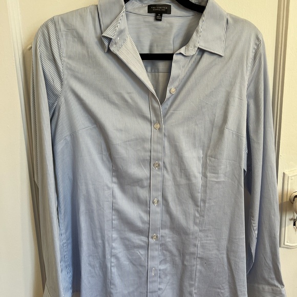 Women’s Button down (M)